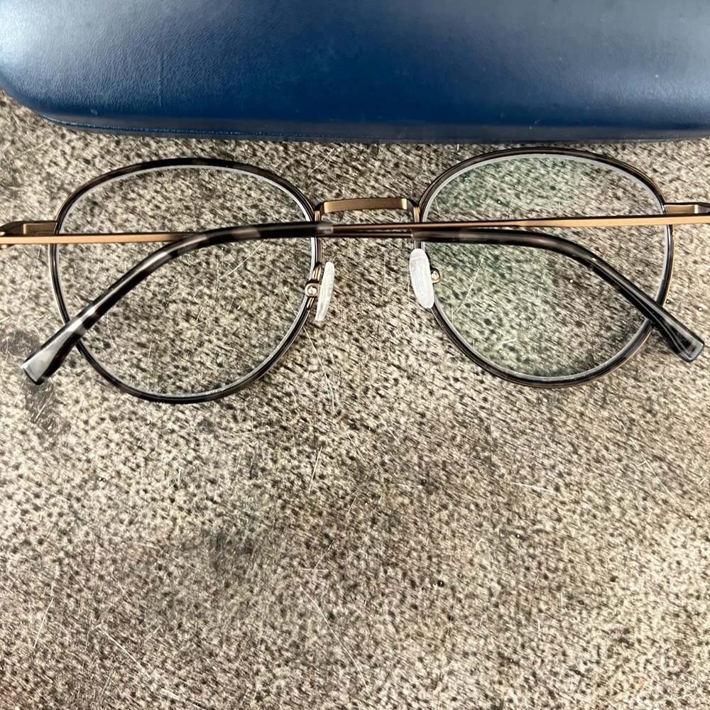 Lacoste eyeglasses - Picture 3 of 3